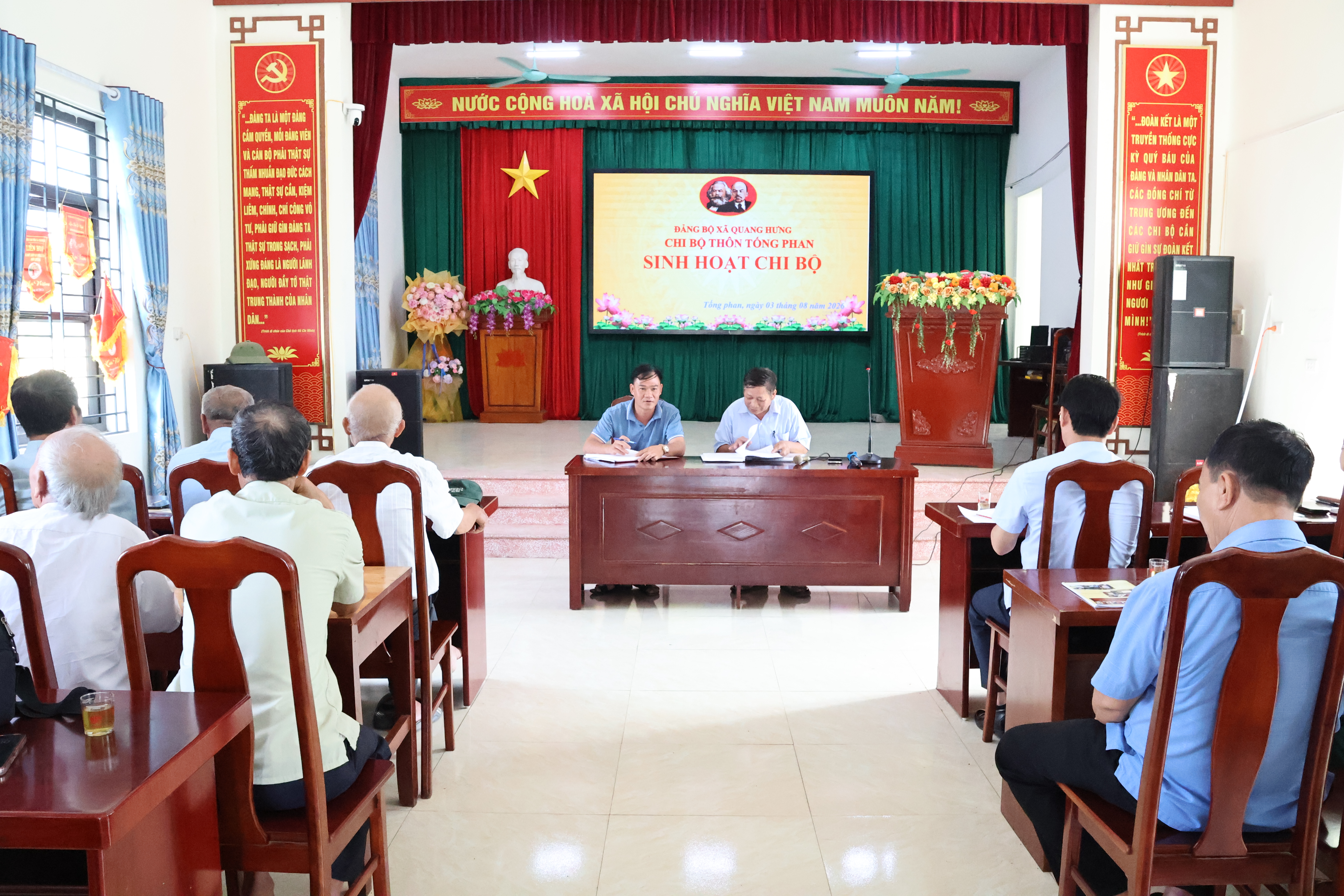 Đồng chí Đào Quang Minh, Bí thư Đảng ủy, Chủ tịch HĐND xã dự sinh hoạt Chi bộ thôn Tống Phan