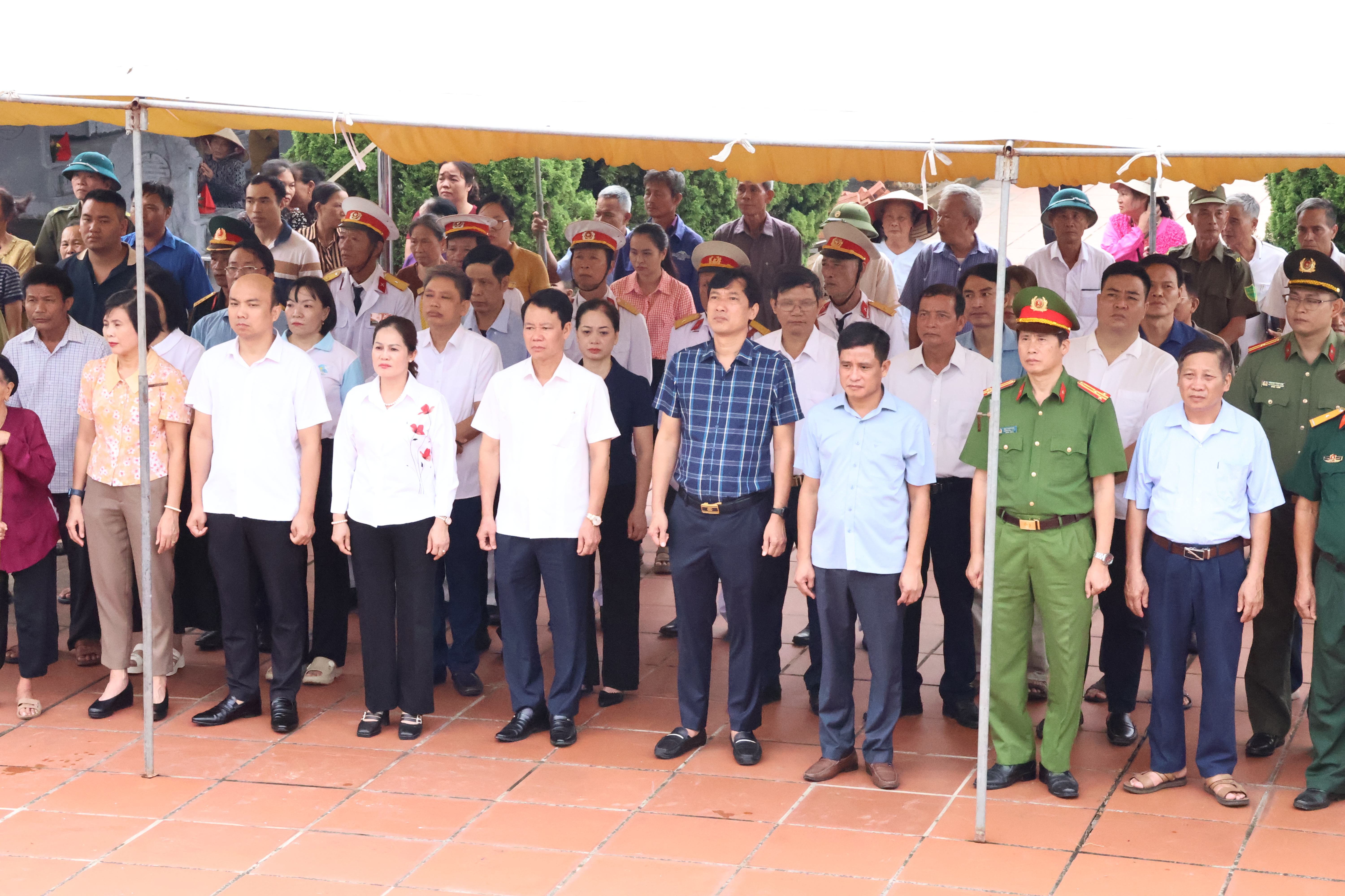 Lãnh đạo xã Quang Hưng dâng hương tưởng niệm các anh hùng liệt sĩ, triển khai lấy mẫu ADN xác định danh tính liệt sĩ chưa có thông tin