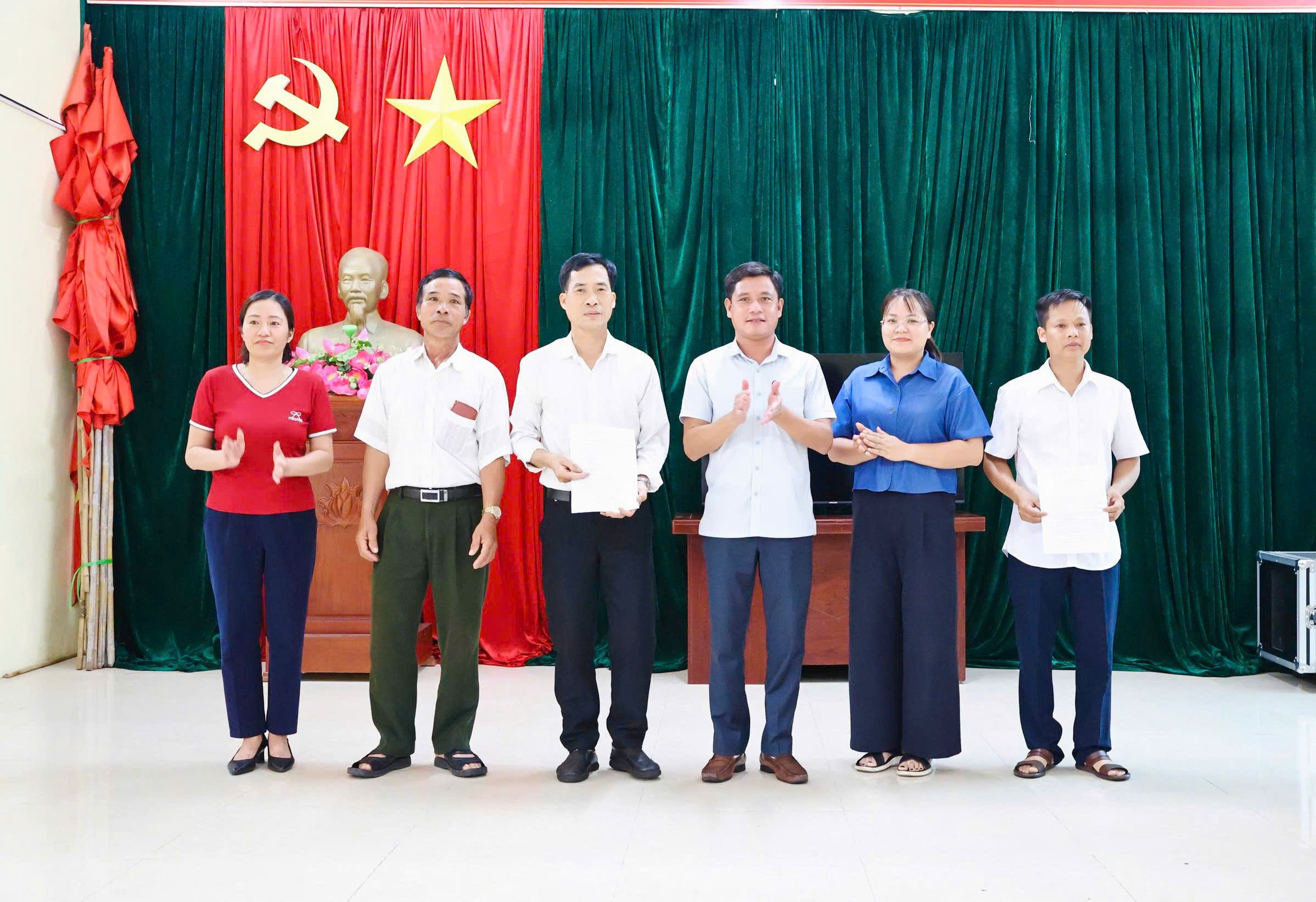 Đồng chí Bùi Ngọc Hướng, Ủy viên BTV Đảng uỷ, Phó Chủ tịch Thường trực UBND xã dự sinh hoạt Chi bộ thôn Bắc Minh Tân