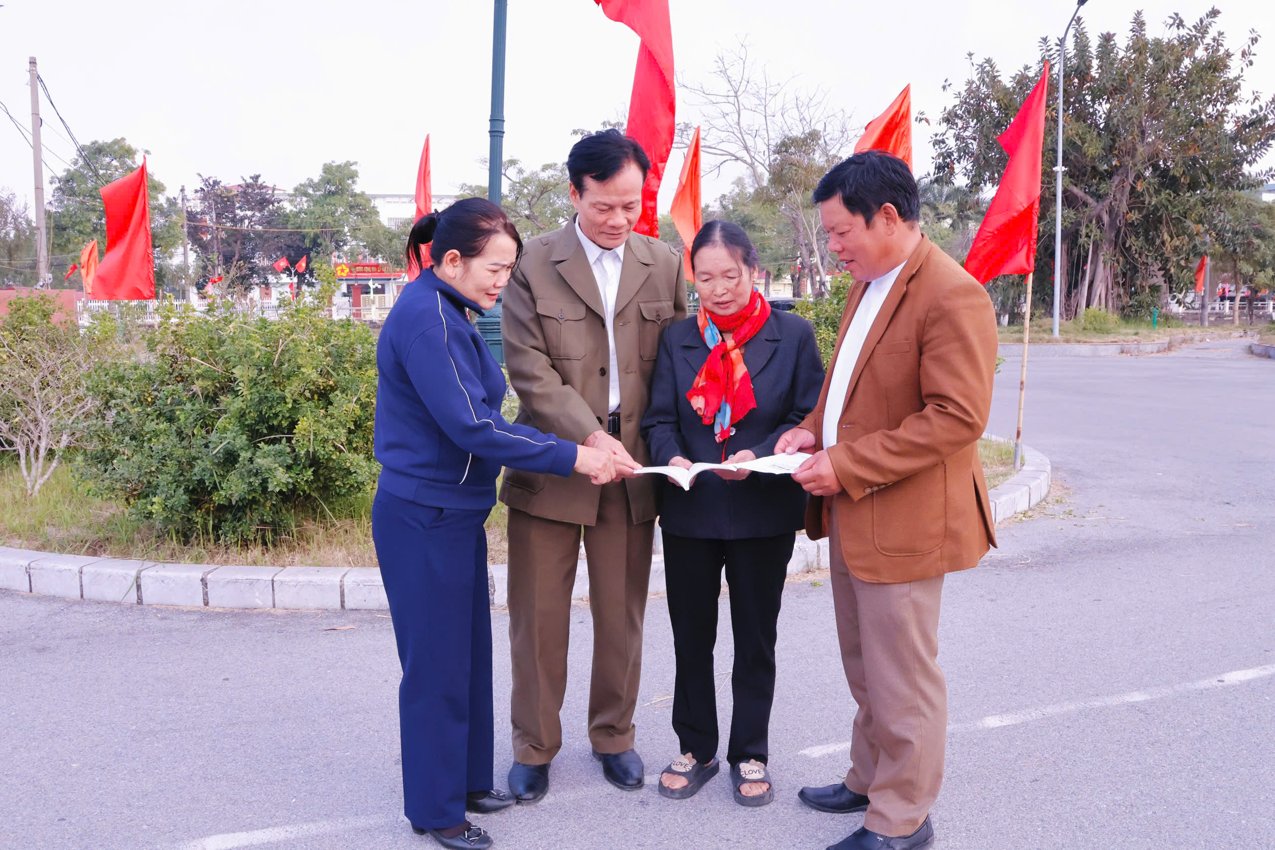 CỬ TRI XÃ QUANG HƯNG NÊU CAO TRÁCH NHIỆM, LỰA CHỌN SÁNG SUỐT ĐẠI BIỂU PHỤC VỤ NHÂN DÂN
