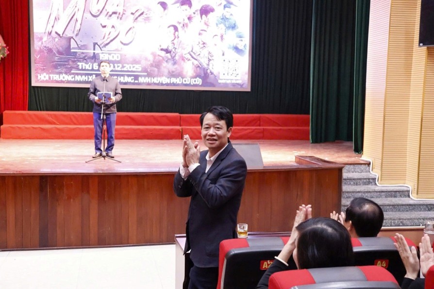 Chương trình chiếu phim miễn phí “Mưa đỏ” phục vụ cán bộ, đảng viên và Nhân dân toàn xã Quang Hưng
