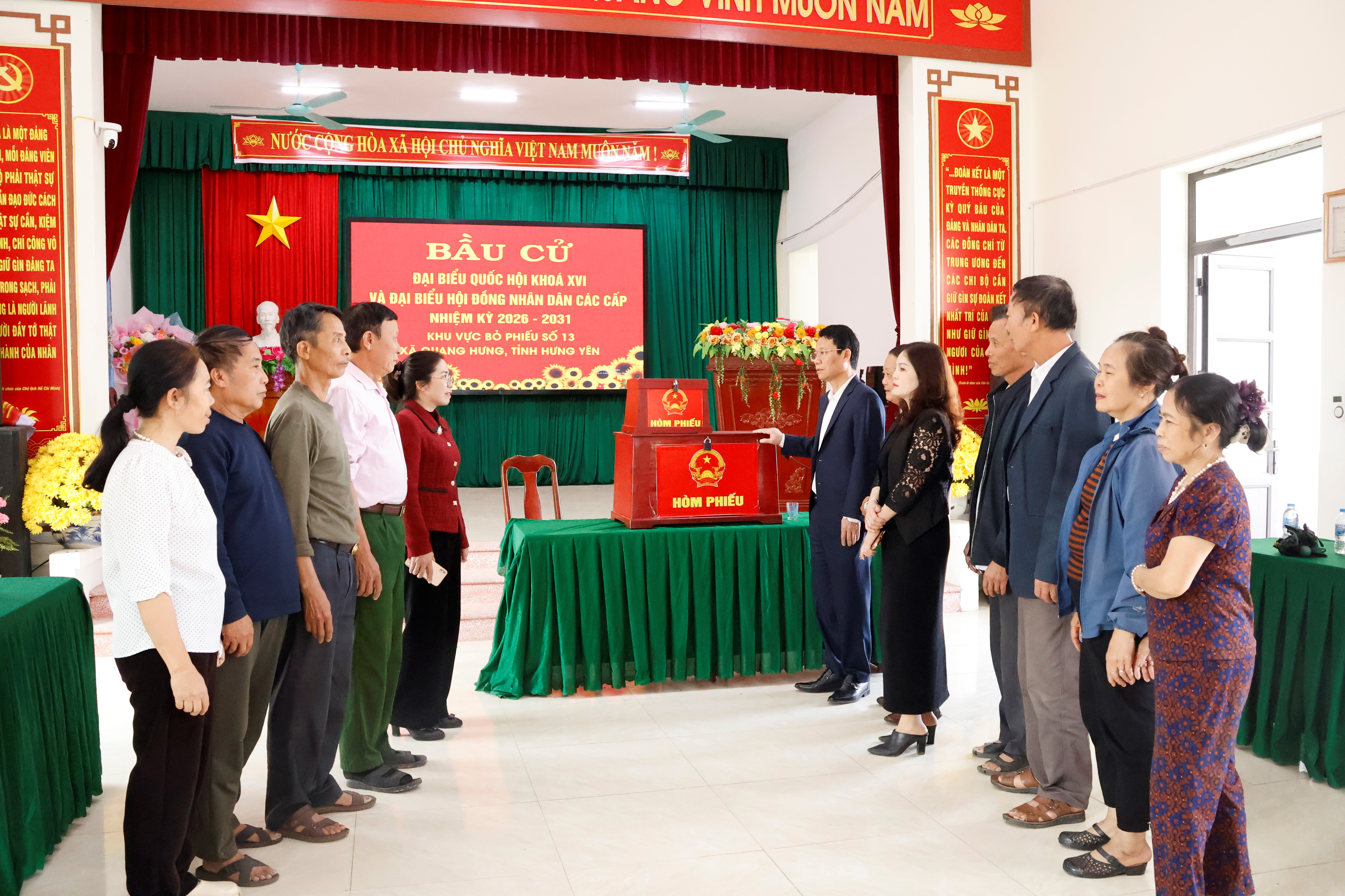 Đồng chí Bí thư Đảng ủy xã Quang Hưng kiểm tra công tác chuẩn bị tại các khu vực bỏ phiếu