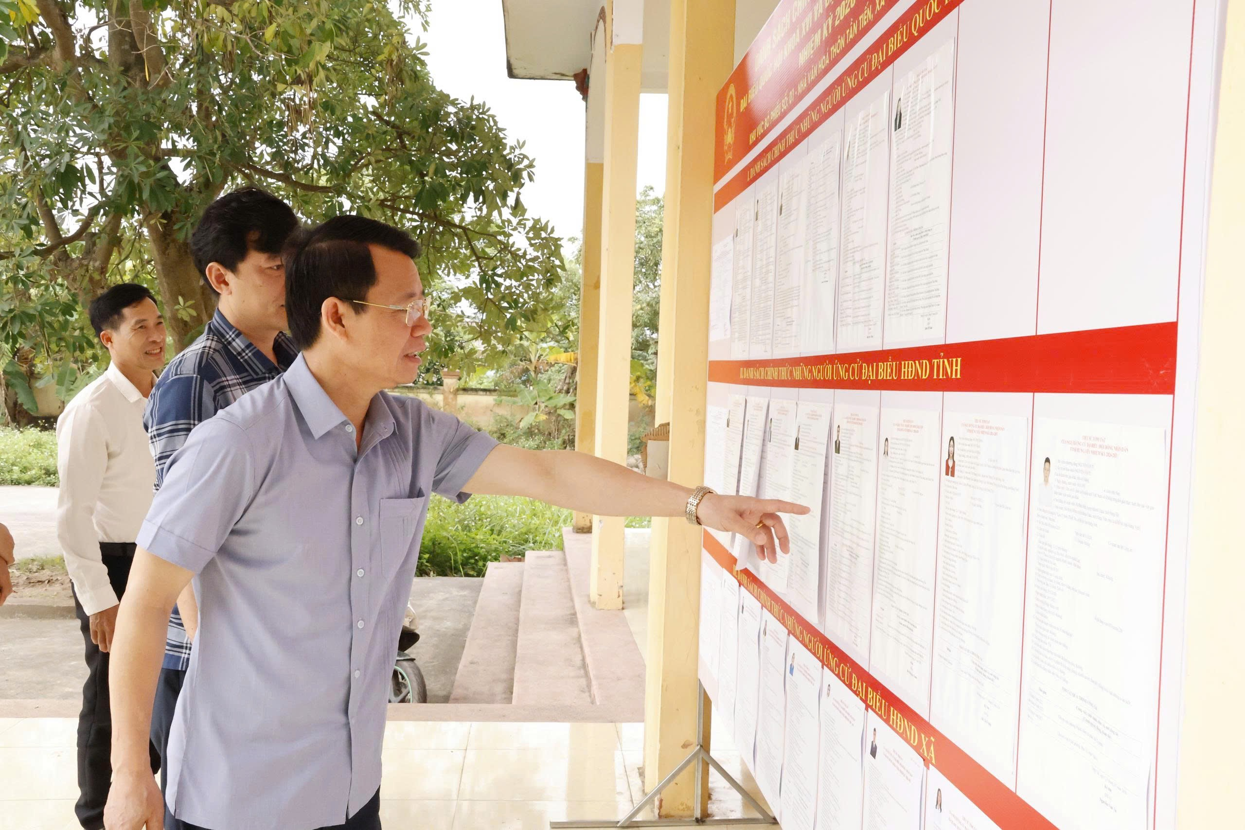Thường trực Đảng ủy xã kiểm tra đột xuất công tác chuẩn bị và tổ chức bầu cử tại các điểm bỏ phiếu trên địa bàn xã.
