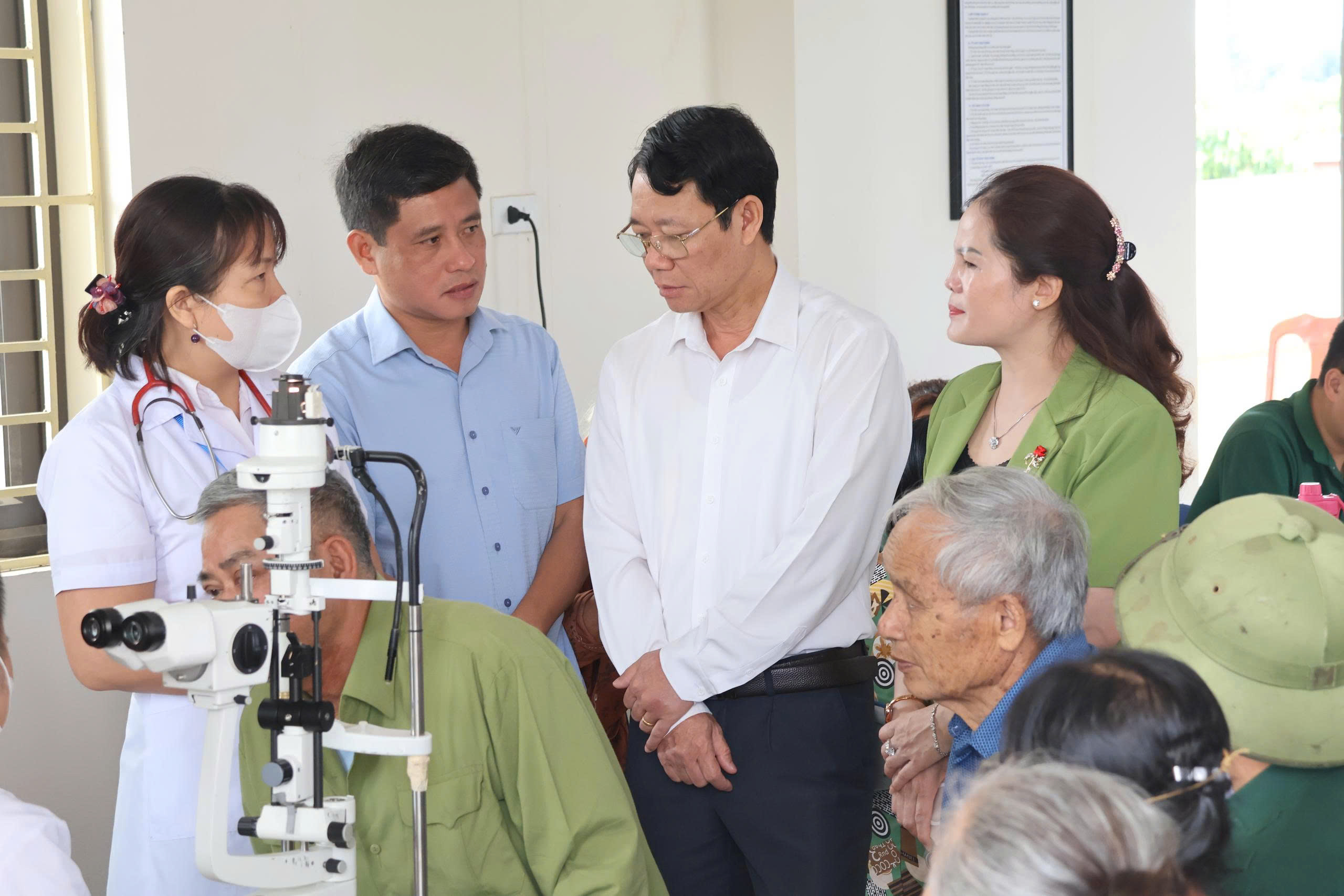 Thường trực Đảng ủy xã kiểm tra công tác khám chữa bệnh và thăm động viên nhân dân tại thôn Quang Hưng 