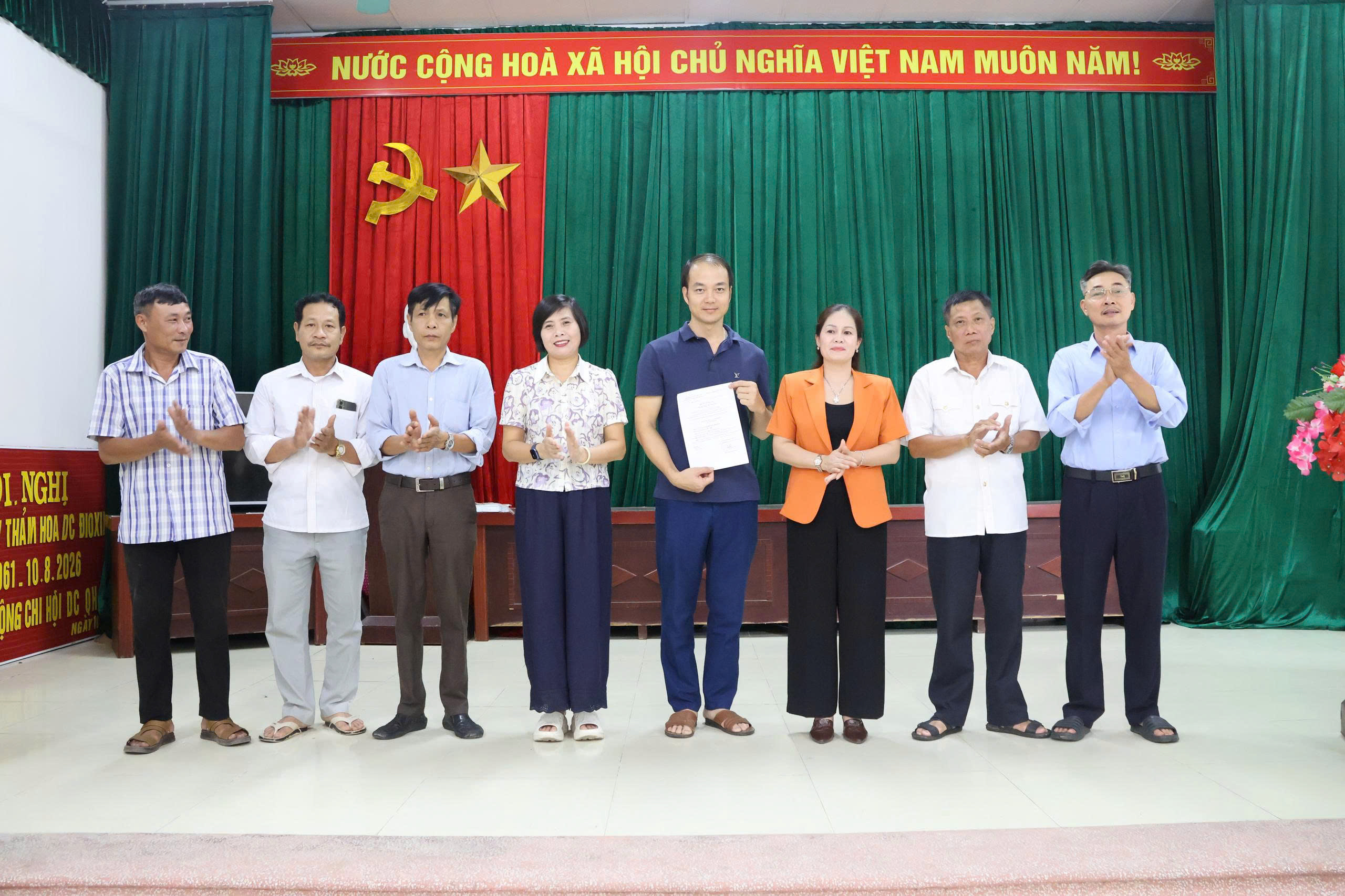 Đồng chí Bùi Thị Hoài Thanh, Phó Bí thư Thường trực Đảng ủy xã Quang Hưng dự sinh hoạt Chi bộ thôn Quang Hưng